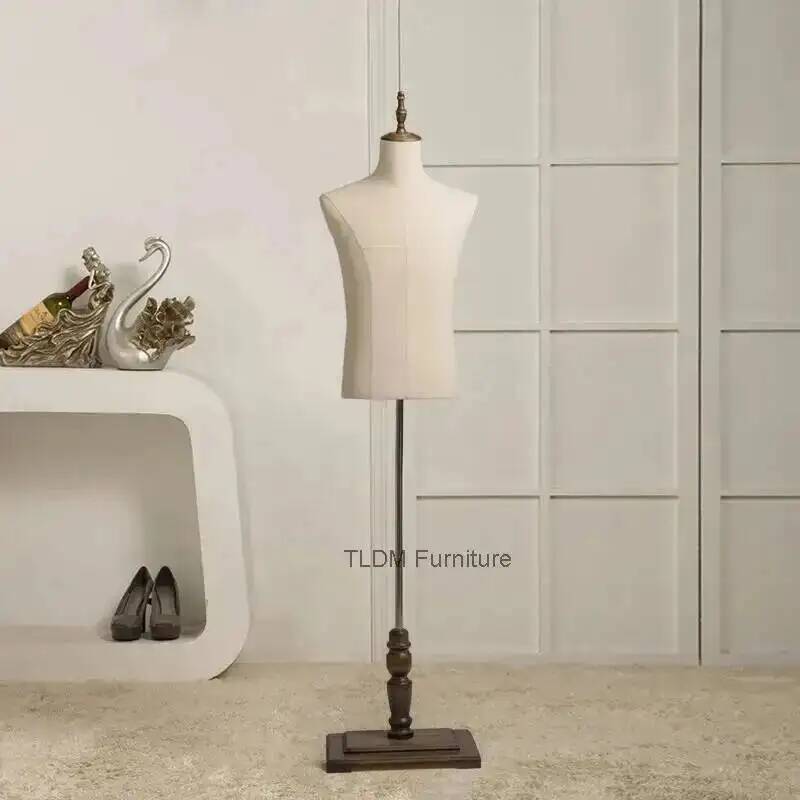 Women Formal Wear Shop - Kostuumdisplay in elegante, formele zakelijke half-stoffen